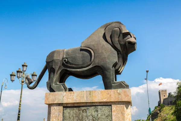 Lion sculptuur op een brug in Skopje — Stockfoto