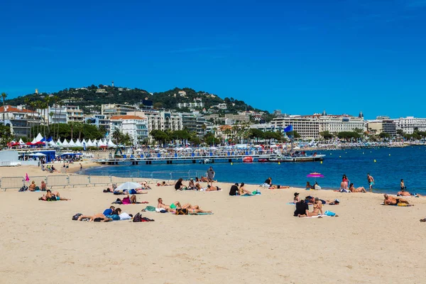Gente en la playa en Cannes — Foto de Stock