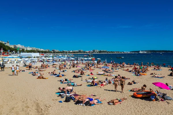 İnsanlar Cannes Beach — Stok fotoğraf