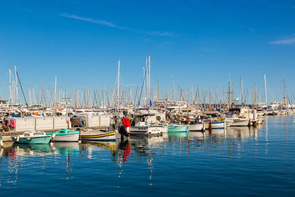 Yates anclados en el puerto de Cannes — Foto de Stock