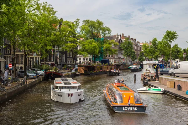 Canal em Amsterdã em um belo dia de verão — Fotografia de Stock
