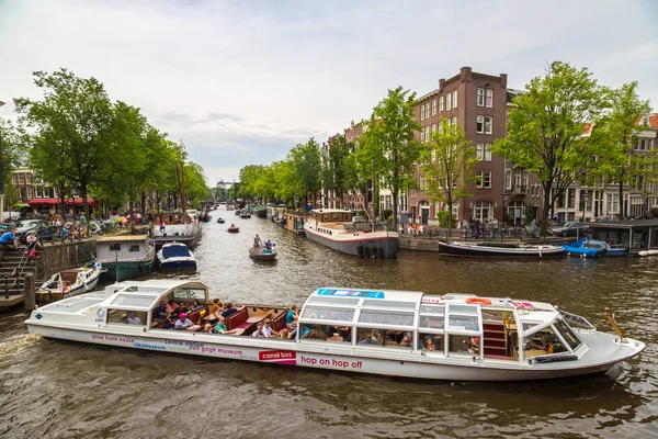 Canal d'Amsterdam par une belle journée d'été — Photo