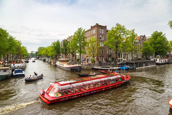 Amsterdam'da güzel bir yaz günü kanal