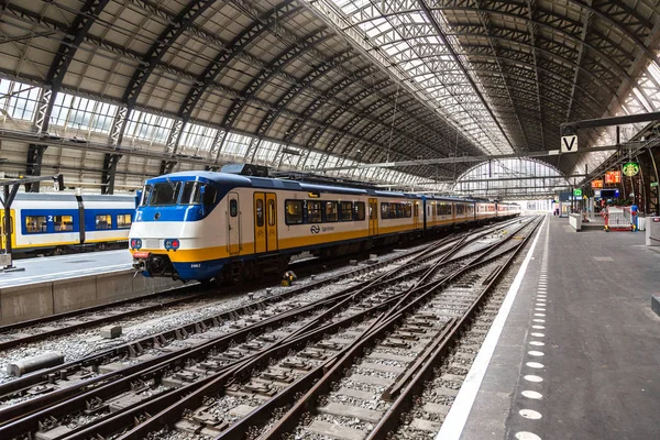 Центральный железнодорожный вокзал Амстердама — стоковое фото