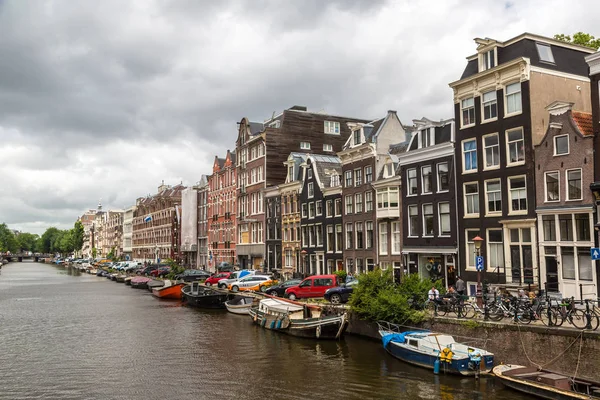 Canal em Amsterdã em um belo dia de verão . — Fotografia de Stock
