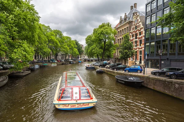 Kanal in amsterdam an einem schönen Sommertag. — Stockfoto
