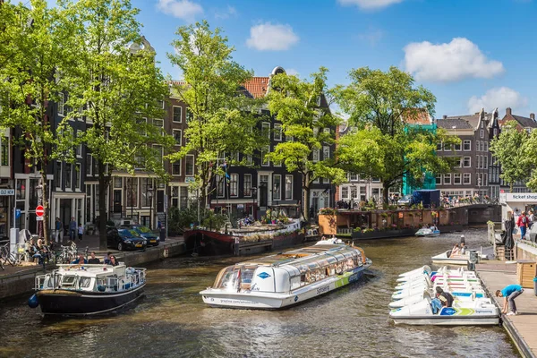 Canal em Amsterdã em um belo dia de verão . — Fotografia de Stock