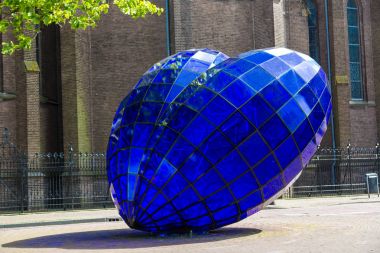 Mavi kalp heykel Delft