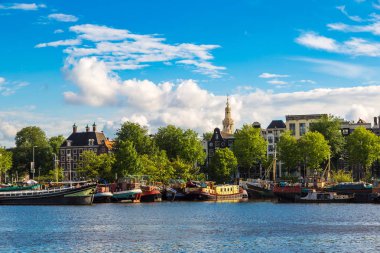 Amsterdam'da güzel bir yaz günü kanal