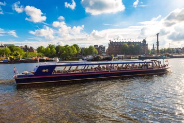 Amsterdam'da güzel bir yaz günü kanal