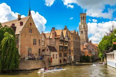 Bruges ve ünlü çan kulesi kanal