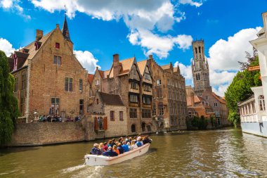 Bruges ve ünlü çan kulesi kanal