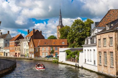 Bruges kanalda teknede turizm
