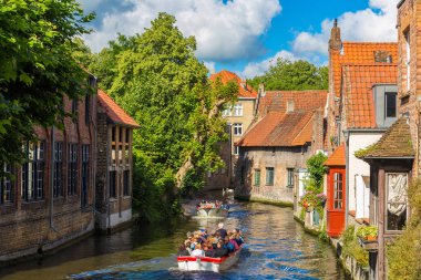 Bruges kanalda teknede turizm