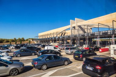 Otoyol istasyondan geçen arabalar