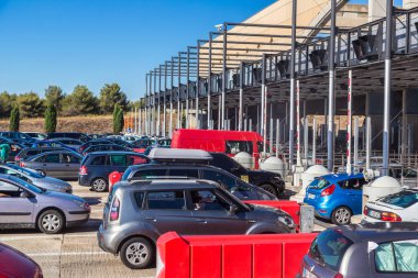 Otoyol istasyondan geçen arabalar