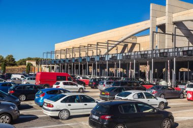 Otoyol istasyondan geçen arabalar