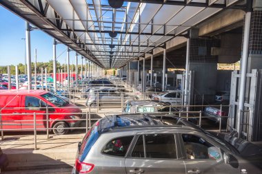 Otoyol istasyondan geçen arabalar