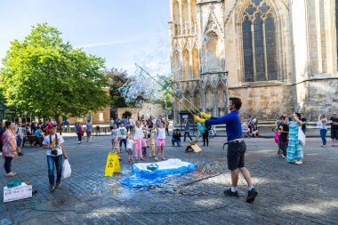York Minster önünde büyük kabarcıklar