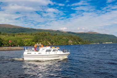Loch Ness gölde tekne