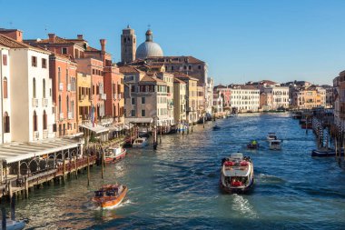 Gondol Venedik Canal Grande üzerinde