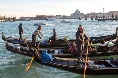 Gondol Venedik Canal Grande üzerinde