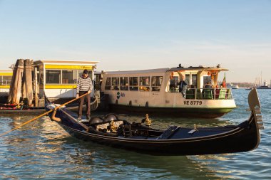 Gondol Venedik Canal Grande üzerinde