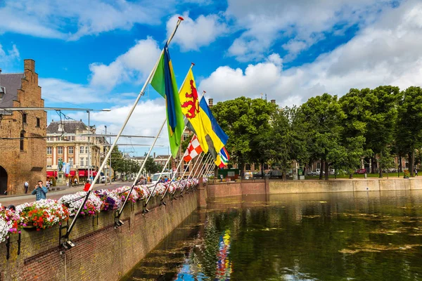 Sjön Hofvijver med flaggor — Stockfoto