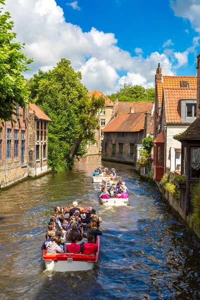 Bateau touristique sur le canal de Bruges — Photo