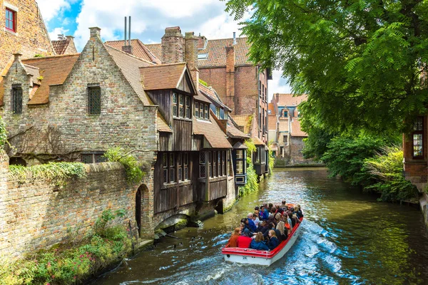 Bruges kanalda teknede turizm — Stok fotoğraf