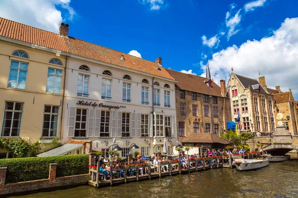 Bateau touristique sur le canal de Bruges — Photo