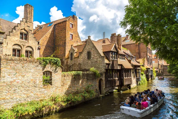 Bruges kanalda teknede turizm — Stok fotoğraf