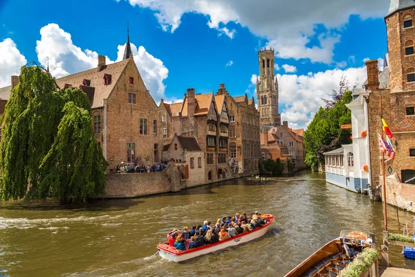 Canal em Bruges e famosa torre Belfry — Fotografia de Stock
