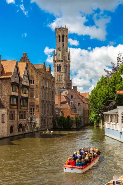 Bruges ve ünlü çan kulesi kanal — Stok fotoğraf