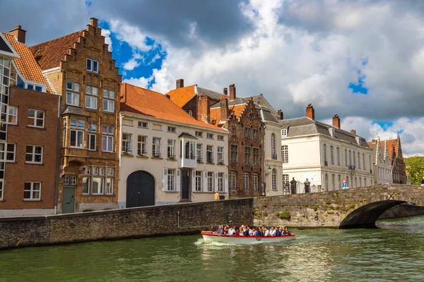 Bruges kanalda teknede turizm — Stok fotoğraf