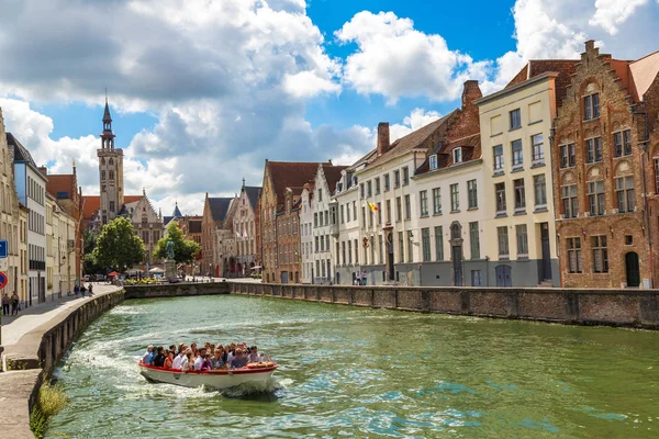 Bateau touristique sur le canal de Bruges — Photo