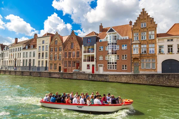 Bruges kanalda teknede turizm — Stok fotoğraf