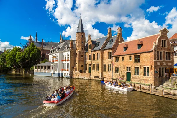 Bruges kanalda teknede turizm — Stok fotoğraf