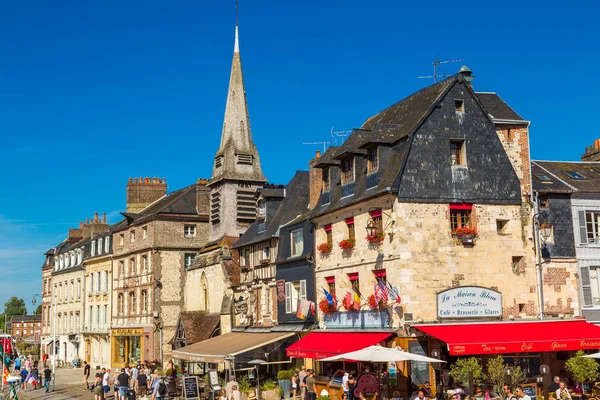 Güzel yaz günü limanda Honfleur