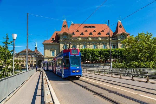 Modern stad spårvagn i Bern — Stockfoto
