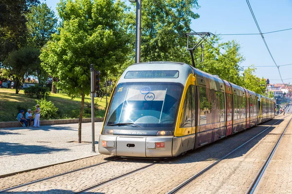 Tren de metro moderno en Oporto — Foto de Stock