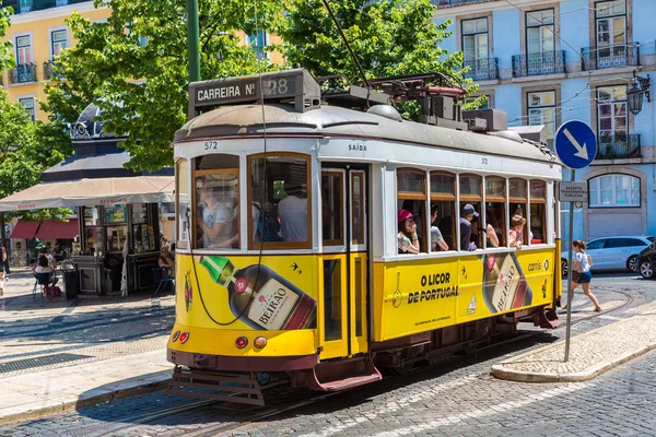 Historická tramvaj v Lisabonu — Stock fotografie