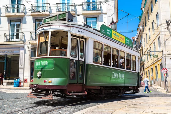 Oldtimer-Tram in Lissabon — Stockfoto