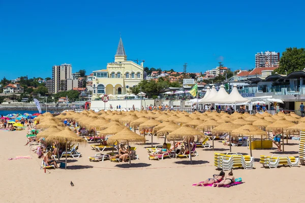 Estoril에 공공 해변에 우산 — 스톡 사진