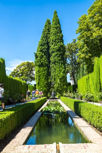 Jardines y fuentes en el palacio de la Alhambra — Foto de Stock