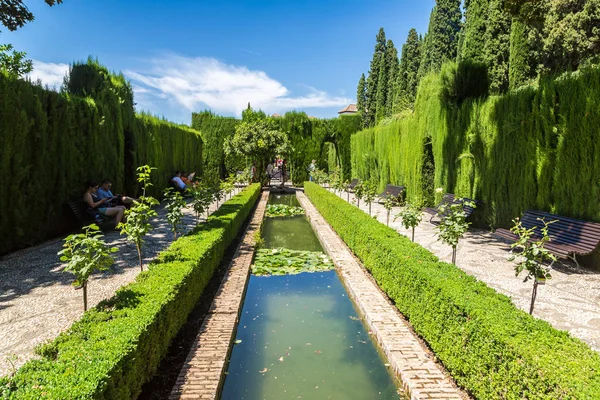 Jardins e fontes em Alhambra Palace — Fotografia de Stock