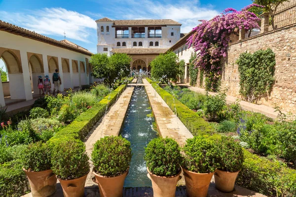 Kút és az Alhambra palace gardens — Stock Fotó