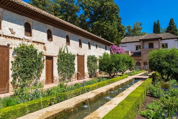 Fuente y jardines en el palacio de la Alhambra — Foto de Stock