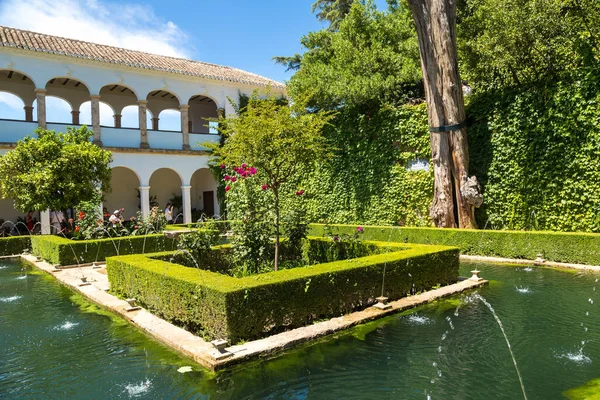 Kertek és szökőkutak, az Alhambra palota — Stock Fotó