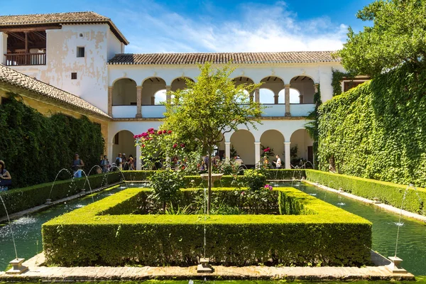 Kertek és szökőkutak, az Alhambra palota — Stock Fotó